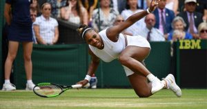 Serena Williams gioca a tennis
