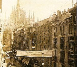 Striscioni con l’annuncio dei voli a Milano di Leon Delagrange