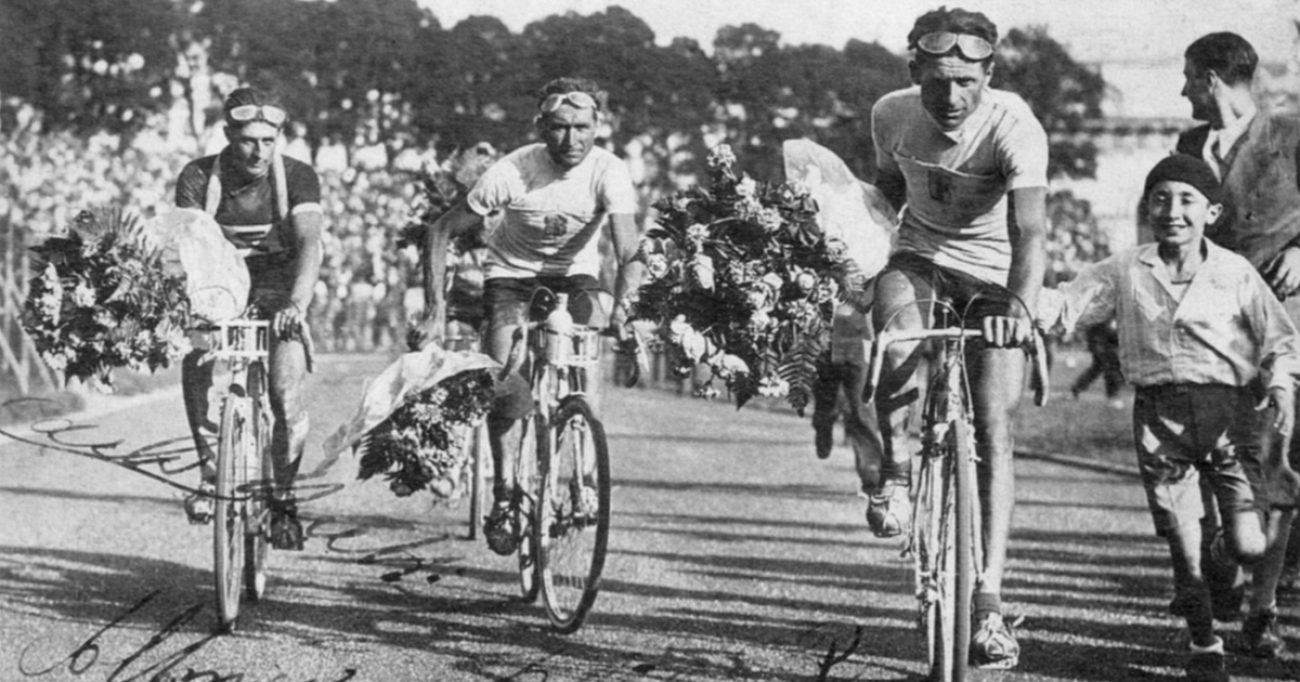 Carlo Moretti, primo a sinistra, vincitore categoria indipendenti al Giro d'Italia del 1933, alla passerella finale all'Arena civica di Milano, con il trionfatore Alfredo Binda e il secondo classificato, il belga Jeff Demuysere ( Archivio Giordano Minora)